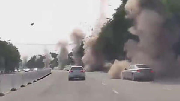 Trông như thể một loạt vụ nổ xảy ra đồng thời trên đường. Ảnh: HKeye.