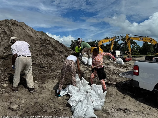 Người dân ở Florida (Mỹ) chuẩn bị các bao cát để chống bão Milton. Ảnh: Clayton Park News Journal/ USA TODAY NETWORK via Imagn Images. Người dân ở Florida (Mỹ) chuẩn bị các bao cát để chống bão Milton. Ảnh: Clayton Park News Journal/ USA TODAY NETWORK via Imagn Images.