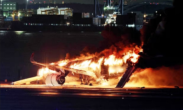 Lửa bao trùm máy bay lớn sau khi hành khách kịp thoát nạn. Ảnh: JIJI PRESS/ AFP/ Getty.