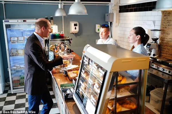 William mua bánh mang về cho vợ con. Ảnh: Ben Birchall/ PA Wire.