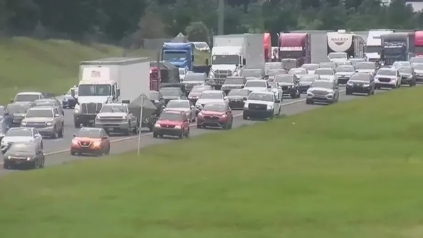 Hàng chục ngàn người đi sơ tán tránh bão Milton. Ảnh: Fox 13 News. Hàng chục ngàn người đi sơ tán tránh bão Milton. Ảnh: Fox 13 News.