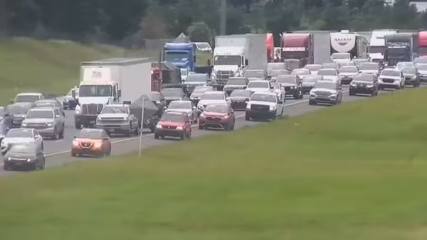 Hàng chục ngàn người đi sơ tán tránh bão Milton. Ảnh: Fox 13 News.