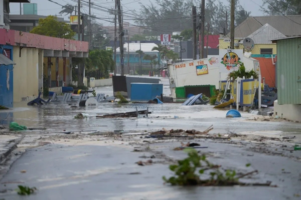 Bão Beryl làm ngập đường phố ở Barbados vào hôm qua và hôm nay. Ảnh: Ricardo Mazalan/ AP. Bão Beryl làm ngập đường phố ở Barbados vào hôm qua và hôm nay. Ảnh: Ricardo Mazalan/ AP.