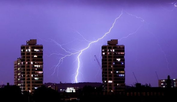 Trong mưa dông sau một ngày nắng nóng thường có nhiều sấm sét. Ảnh: Getty.