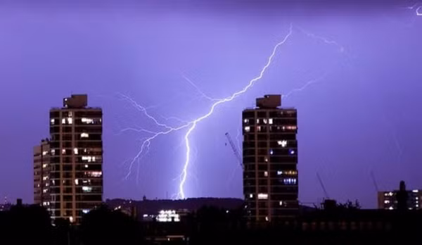 Trong mưa dông sau một ngày nắng nóng thường có nhiều sấm sét. Ảnh: Getty.