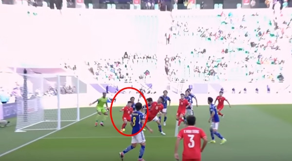 Tình huống ghi bàn của Nguyễn Đình Bắc: Phạm Tuấn Hải của ĐT Việt Nam cũng việt vị? Ảnh: AFC. Tình huống ghi bàn của Nguyễn Đình Bắc: Phạm Tuấn Hải của ĐT Việt Nam cũng việt vị? Ảnh: AFC.