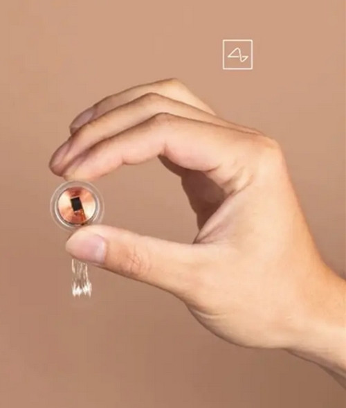 Con chip được cấy vào não người. Ảnh: Neuralink. Con chip được cấy vào não người. Ảnh: Neuralink.