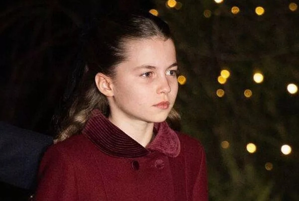 Các fan viết, nhìn ở góc độ này, Công chúa Charlotte rất giống Nữ hoàng Elizabeth II hồi trẻ. Ảnh: Getty. Các fan viết, nhìn ở góc độ này, Công chúa Charlotte rất giống Nữ hoàng Elizabeth II hồi trẻ. Ảnh: Getty.