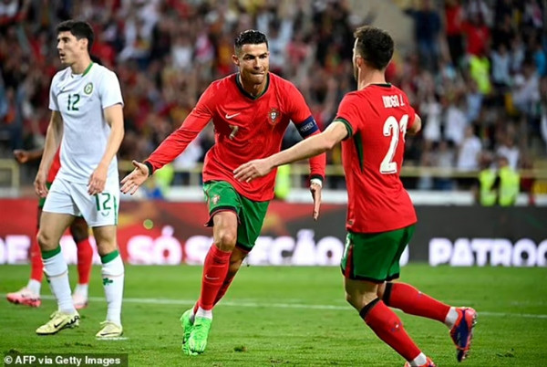 Ronaldo ghi 2 bàn cho ĐT Bồ Đào Nha trong trận giao hữu trước EURO 2024. Ảnh: AFP/Getty.