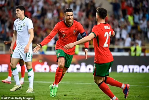 Ronaldo ghi 2 bàn cho ĐT Bồ Đào Nha trong trận giao hữu trước EURO 2024. Ảnh: AFP/Getty.