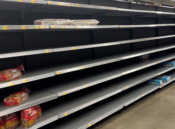 Không nhất thiết phải mua nhiều thực phẩm để tích trữ. Ảnh minh họa: The Weather Channel.