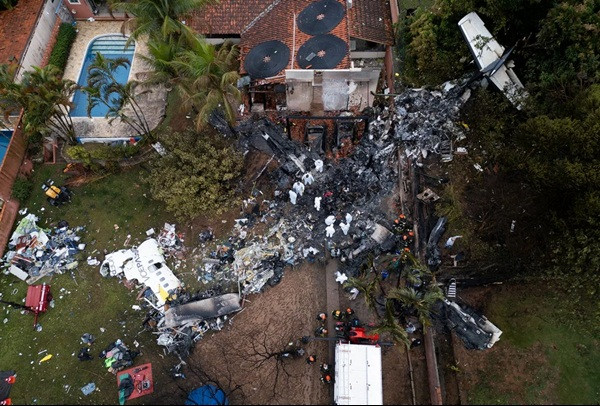 Lực lượng cứu hộ đã bắt đầu đưa các nạn nhân ra khỏi chiếc máy bay gặp nạn. Ảnh: EPA. Lực lượng cứu hộ đã bắt đầu đưa các nạn nhân ra khỏi chiếc máy bay gặp nạn. Ảnh: EPA.