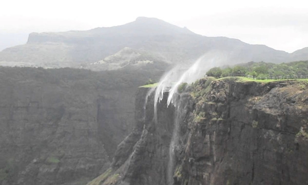 Khi gió mạnh đánh bại trọng lực: Một ngọn thác chảy ngược khác ở Sydney (Úc). Khi gió mạnh đánh bại trọng lực: Một ngọn thác chảy ngược khác ở Sydney (Úc).