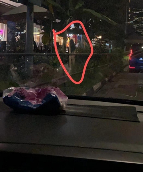 Hình ảnh "cái bóng trắng" đứng bên đường vào buổi tối khiến nhiều người giật mình. Ảnh: SCPG.