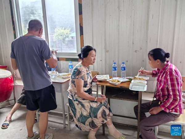 Những người dân bị ảnh hưởng bởi mưa do bão đang ăn cơm ở nhà tạm tại tỉnh Liêu Ninh (Trung Quốc) vào ngày 27/7. Ảnh: Xinhua. Những người dân bị ảnh hưởng bởi mưa do bão đang ăn cơm ở nhà tạm tại tỉnh Liêu Ninh (Trung Quốc) vào ngày 27/7. Ảnh: Xinhua.