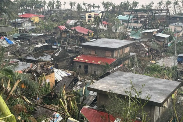 Nhà cửa hư hại, cây cối gãy đổ ở tỉnh Catanduanes (Philippines), nơi siêu bão Man-yi có lần đổ bộ đầu tiên vào tối thứ Bảy, 16/11. Ảnh: MDRRMO Viga Catanduanes/ AP. Nhà cửa hư hại, cây cối gãy đổ ở tỉnh Catanduanes (Philippines), nơi siêu bão Man-yi có lần đổ bộ đầu tiên vào tối thứ Bảy, 16/11. Ảnh: MDRRMO Viga Catanduanes/ AP.