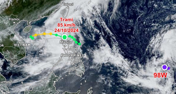 Phía sau bão Trami, một vùng áp thấp mới hình thành, được ký hiệu là 98W. Ảnh: Zoom Earth, JMA, JTWC. Phía sau bão Trami, một vùng áp thấp mới hình thành, được ký hiệu là 98W. Ảnh: Zoom Earth, JMA, JTWC.