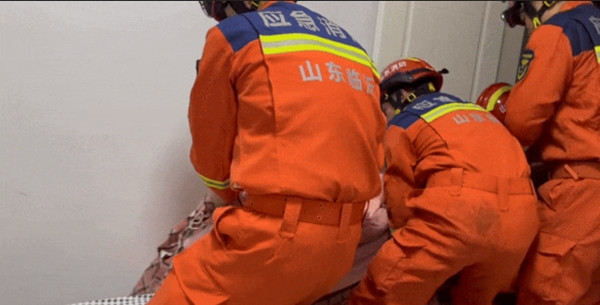 4 người lính cứu hỏa phải ra tay. Ảnh: Douyin. 4 người lính cứu hỏa phải ra tay. Ảnh: Douyin.