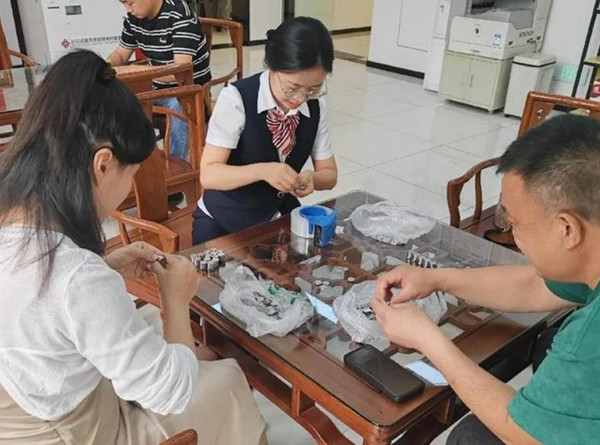 Nhiều người phải cùng đếm tiền mới xong. Ảnh: Cover News. Nhiều người phải cùng đếm tiền mới xong. Ảnh: Cover News.