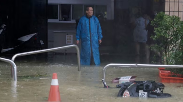 Một người đứng nhìn đường phố bị ngập do bão ở Cao Hùng (Đài Loan, Trung Quốc). Ảnh: Chiang Ying-ying/ AP. Một người đứng nhìn đường phố bị ngập do bão ở Cao Hùng (Đài Loan, Trung Quốc). Ảnh: Chiang Ying-ying/ AP.