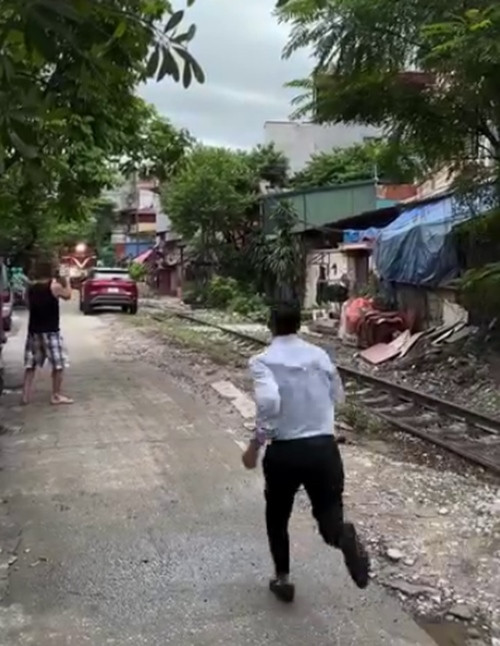 Người chủ chạy tới chỗ chiếc xe khi nghe nhiều người dân gọi. Ảnh: MS News.