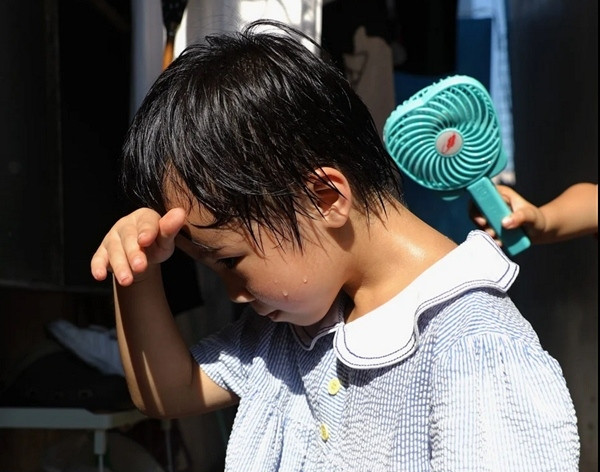 Thời tiết thất thường, nhiều đợt nắng nóng có thể khiến các em nhỏ cũng bị đau đầu. Ảnh minh họa: Sam Tsang/ SCMP. Thời tiết thất thường, nhiều đợt nắng nóng có thể khiến các em nhỏ cũng bị đau đầu. Ảnh minh họa: Sam Tsang/ SCMP.