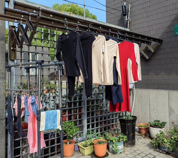 Nếu phơi quần áo (cùng chất liệu) ngoài trời thì đúng là đồ sẫm màu nóng nhiều hơn đồ sáng màu. Ảnh: Shine. Nếu phơi quần áo (cùng chất liệu) ngoài trời thì đúng là đồ sẫm màu nóng nhiều hơn đồ sáng màu. Ảnh: Shine.