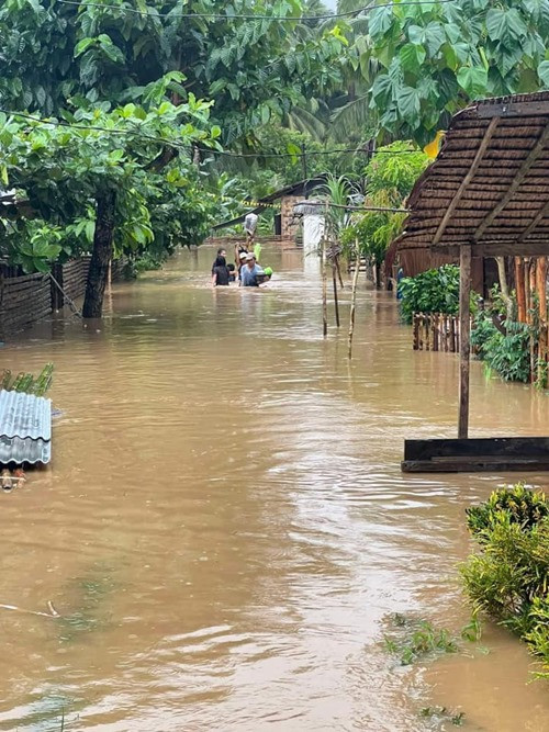 Nước ngập đến thắt lưng ở tỉnh Northern Samar (Philippines) do bão Yagi. Ảnh: Kapitana Irene Temporal/ Inquirer.
