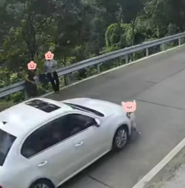 Xe ô tô va phải bé trai. Ảnh: Mirror Weekly. Xe ô tô va phải bé trai. Ảnh: Mirror Weekly.