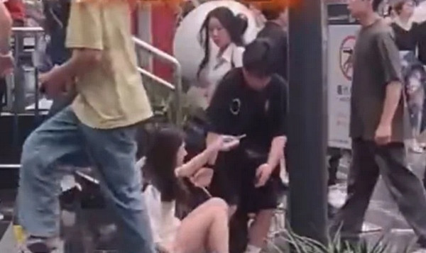 Khi trời mưa, người đi bộ liên tục bị ngã ở cầu thang này. Ảnh: Weibo. Khi trời mưa, người đi bộ liên tục bị ngã ở cầu thang này. Ảnh: Weibo.