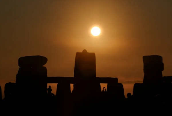 Nhiều người đã dự lễ mừng Hạ chí tại Stonehenge (Anh) vào ngày 21/6/2023. Ảnh: Toby Melville/ Reuters. Nhiều người đã dự lễ mừng Hạ chí tại Stonehenge (Anh) vào ngày 21/6/2023. Ảnh: Toby Melville/ Reuters.
