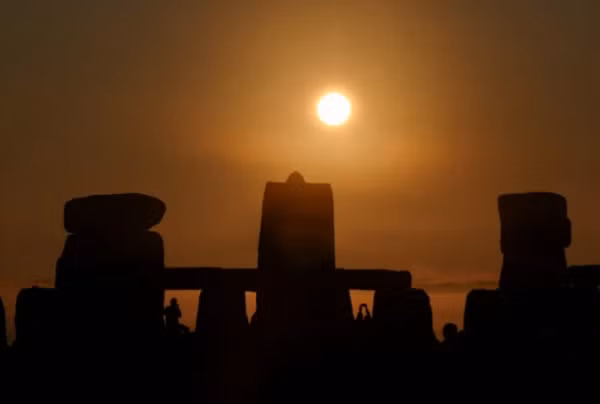 Nhiều người đã dự lễ mừng Hạ chí tại Stonehenge (Anh) vào ngày 21/6/2023. Ảnh: Toby Melville/ Reuters.