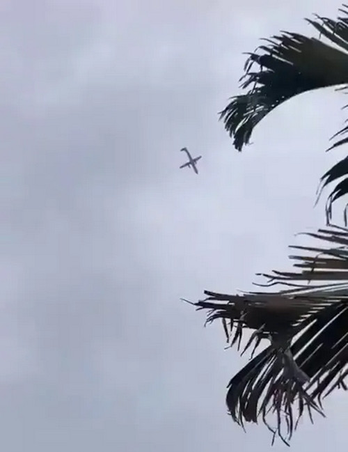 Máy bay rơi thẳng từ trên cao xuống. Ảnh: The Sun. Máy bay rơi thẳng từ trên cao xuống. Ảnh: The Sun.