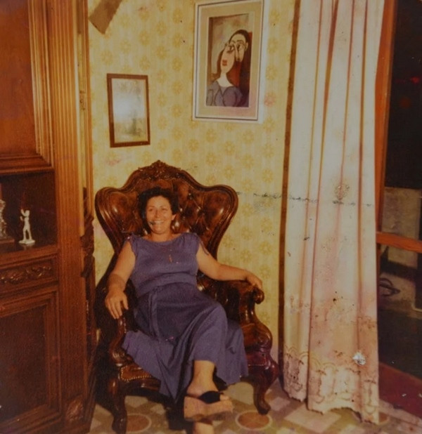 Ảnh mẹ ông Andrea với bức tranh treo trên tường. Ảnh: The Guardian. Ảnh mẹ ông Andrea với bức tranh treo trên tường. Ảnh: The Guardian.