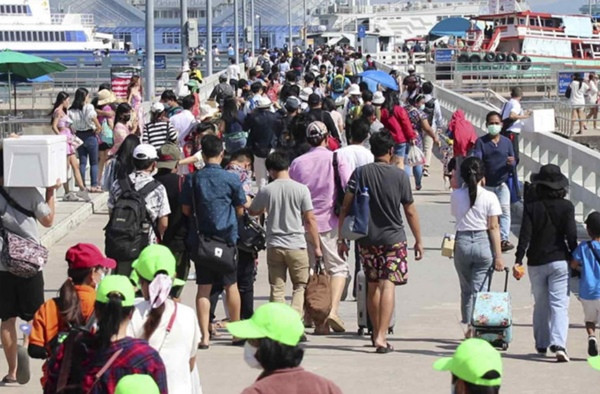 Rất đông du khách đến Thái Lan trong một dịp nghỉ lễ. Ảnh: Chaiyot Pupattanapong/ Bangkok POst.