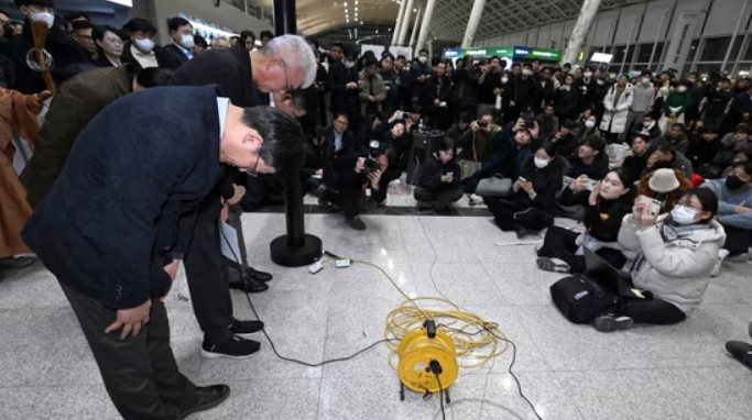 Ban lãnh đạo Jeju Air xin lỗi người thân của các hành khách gặp nạn hôm 29/12. Ảnh: AP. Ban lãnh đạo Jeju Air xin lỗi người thân của các hành khách gặp nạn hôm 29/12. Ảnh: AP.