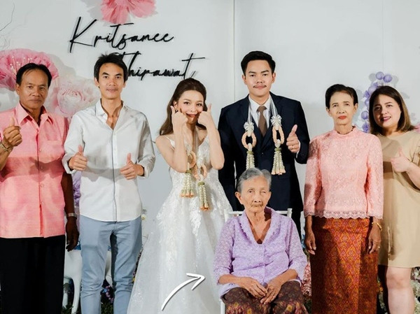 Một hình ảnh khác, khi nhiếp ảnh gia không bảo bà Tamsuan "thả tim". Ảnh: Adisorn. Một hình ảnh khác, khi nhiếp ảnh gia không bảo bà Tamsuan "thả tim". Ảnh: Adisorn.