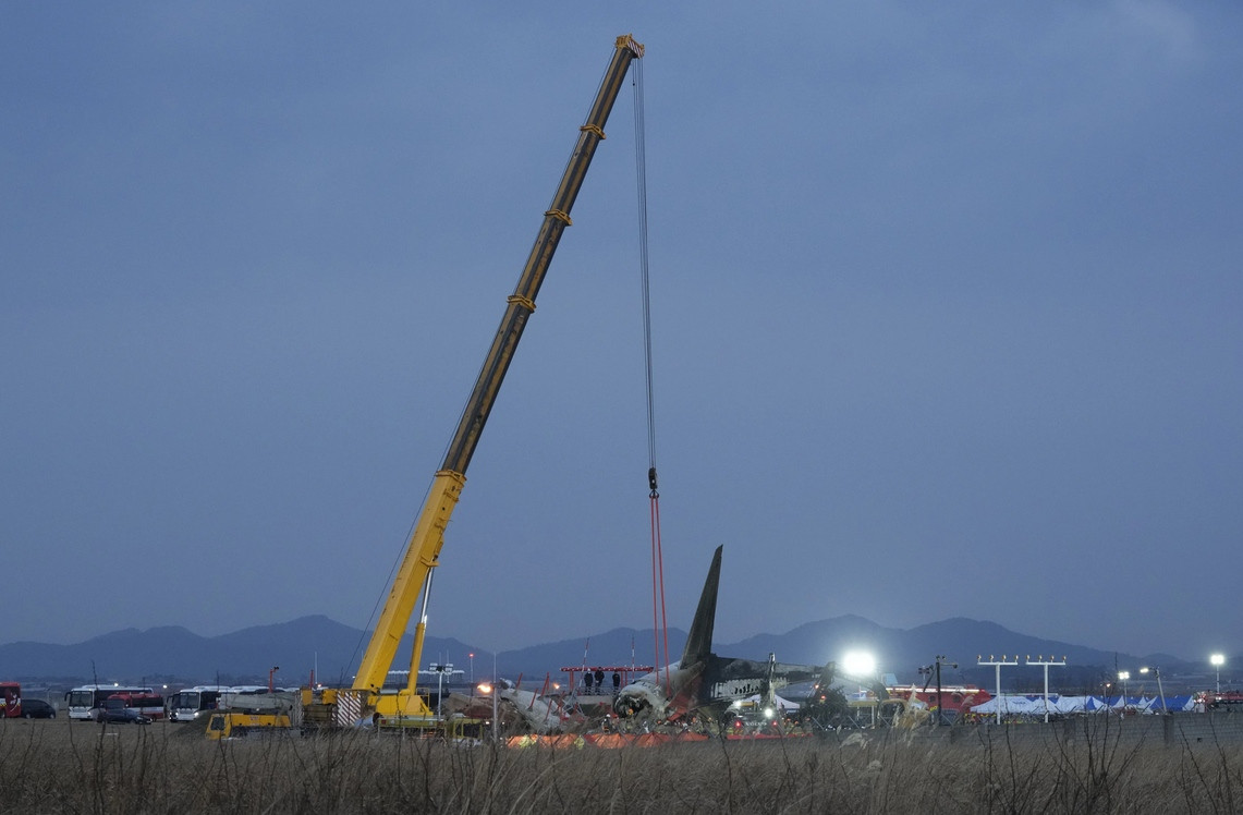 Nhân viên cứu hộ làm việc ở hiện trường tai nạn máy bay Jeju Air. Ảnh: Ahn Young-joon/ AP. Nhân viên cứu hộ làm việc ở hiện trường tai nạn máy bay Jeju Air. Ảnh: Ahn Young-joon/ AP.