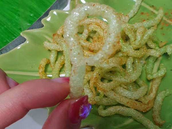 Một người cầm chiếc tăm sau khi đã được chiên. Ảnh: Reuters. Một người cầm chiếc tăm sau khi đã được chiên. Ảnh: Reuters.