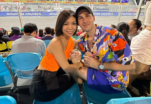 Khi Jenn và Jon gặp nhau lần đầu, họ vẫn chưa biết là Jon từng xuất hiện trong ảnh của Jenn. Ảnh: Jenn Chia. Khi Jenn và Jon gặp nhau lần đầu, họ vẫn chưa biết là Jon từng xuất hiện trong ảnh của Jenn. Ảnh: Jenn Chia.