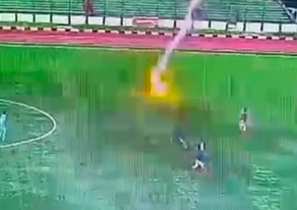 Tia sét đánh xuống trúng một cầu thủ trên sân. Ảnh: Mojang Jajaka. Tia sét đánh xuống trúng một cầu thủ trên sân. Ảnh: Mojang Jajaka.