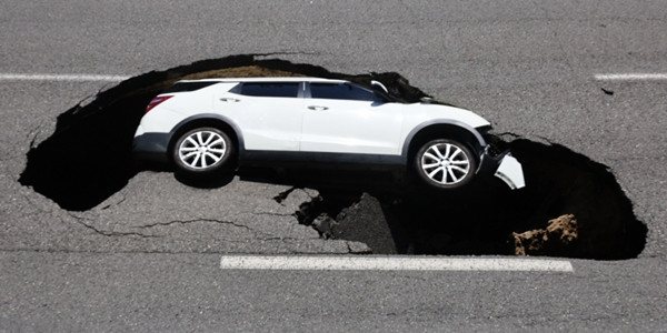 Hố sụt ở Seoul (Hàn Quốc) "nuốt chửng" một chiếc xe SUV có 2 người ở trong. Ảnh: Yonhap. Hố sụt ở Seoul (Hàn Quốc) "nuốt chửng" một chiếc xe SUV có 2 người ở trong. Ảnh: Yonhap.