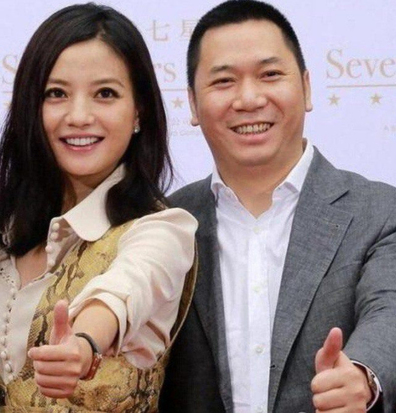 Một số trang tin cho rằng Triệu Vy nhanh chóng kết hôn với Hữu Long vì anh ta giúp cô kết nối với nhiều doanh nhân giàu có. Ảnh: Kbizoom. Một số trang tin cho rằng Triệu Vy nhanh chóng kết hôn với Hữu Long vì anh ta giúp cô kết nối với nhiều doanh nhân giàu có. Ảnh: Kbizoom.