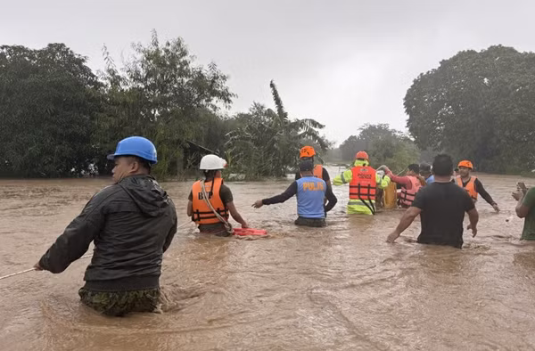Ngập lụt ở Philippines do bão Krathon. Ảnh: Bernie Dela Cruz/ AP.