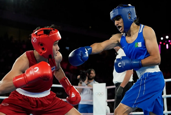 Khelif (phải) trong trận thắng võ sĩ Suwannapheng (trái). Ảnh: AP.