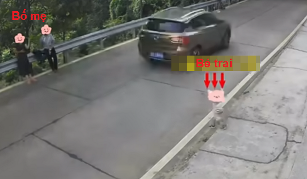 Bố mẹ bắt con trai 2 tuổi tập tự sang đường. Ảnh: BiliBili. Bố mẹ bắt con trai 2 tuổi tập tự sang đường. Ảnh: BiliBili.