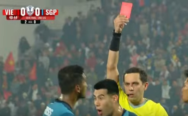 Thẻ đỏ cho Lionel Tan (ĐT Singapore). Ảnh: YouTube. Thẻ đỏ cho Lionel Tan (ĐT Singapore). Ảnh: YouTube.