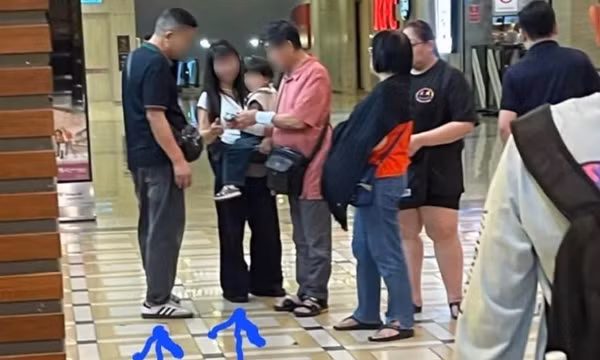 Người phụ nữ bế trẻ em và một người đàn ông đang bị nghi là thành viên một nhóm thôi miên ở khu du lịch nổi tiếng tại Malaysia. Ảnh: XHS/ AsiaOne.