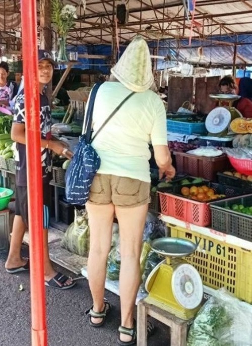 Du khách đội &quot;mũ&quot; độc lạ ở Thái Lan. Ảnh: The Thaiger.