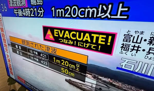 Cảnh báo sóng thần trên màn hình TV ở Yokohama, yêu cầu người dân sơ tán. Ảnh: Eugene Hoshiko/ AP.